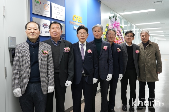김홍 CFEL 고문, 김상명 CFEL 원장, 이상락 KOTITI 원장, 김경식 CFEL 대표, 위수호 CFEL 이사, 김기동 CFEL 대표, 장석봉 CFEL 이사(좌부터) 등이 CFEL R&D센터 개소식에서 기념촬영하고 있다.