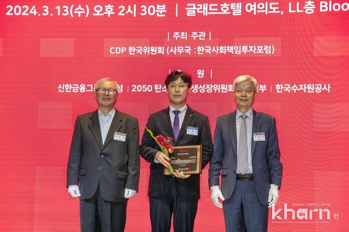 추영기 현대건설 안전사업지원실장 상무(좌 2번째)가 CDP 한국위원회 주요 관계자들과 기념촬영하고 있다.