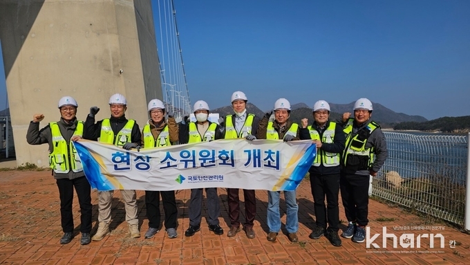 국토관리원의 관계자들이 고군산대교 관리 상태 점검 후 기념촬영하고 있다.