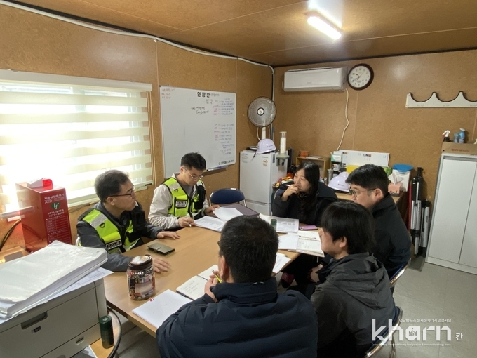 국토관리원의 관계자들이 세종시 조치원읍에서 세종시 공무원들에게 안전코칭을 실시하고 있다.