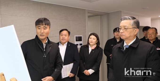 이한준 LH사장(앞쪽 우 1번째)이 고양장항지구 최초입주 신혼희망타운을 점검하고 있다.
