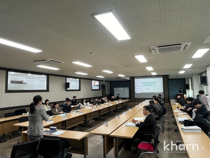 박정란 국토부 서기관이 전체회의 배경 및 현황에 대해 설명하고 있다.