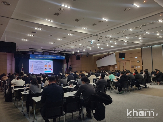 국토관리원의 관계자가 건설기술연구원에서 교육하고 있다.