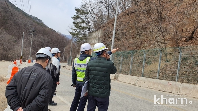 국토관리원의 관계자가 강원도 양구군 고방산리-양구읍 도사리 일원 비탈면 안정성 점검하고 있다.