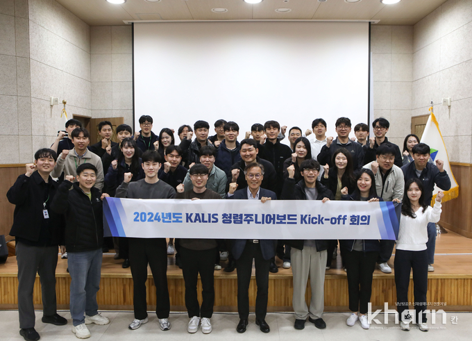 이종우 국토관리원 경영본부장(첫줄 우 4번째)을 비롯한 국토관리원의 관계자들이 기념촬영하고 있다.