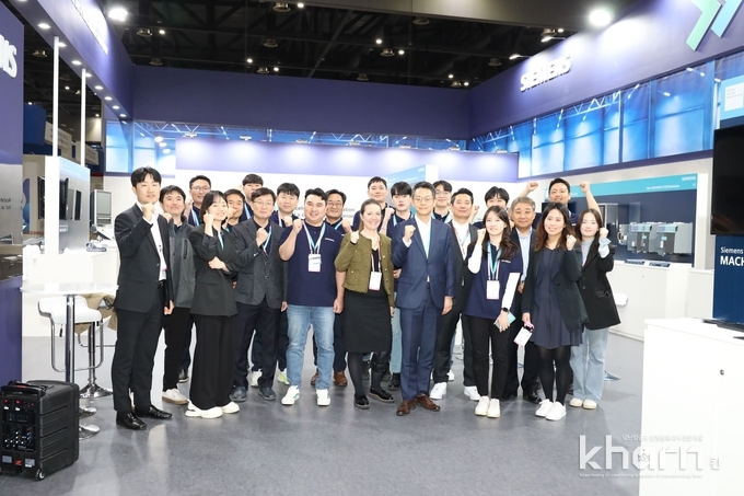 한국지멘스의 관계자들이 SIMTOS 2024 전시부스에서 기념촬영하고 있다.