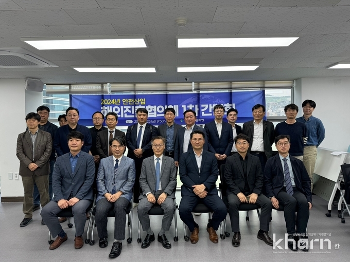 여인수 한국도로협회 국제도로센터 실장, 박시현 국토관리원 상생협력실장, 이종우 국토관리원 경영본부장, 문봉섭 국토부 시설안전과장, 최종권 서울대 법학연구소 건설법센터 부센터장, 김수영 도화엔지니어링 상무(맨 앞줄 좌부터) 등이 간담회에서 기념촬영하고 있다.