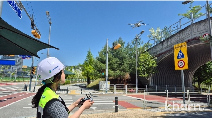 국토관리원의 관계자가 드론을 활용해 김천시 율곡초등학교 생태육교 안전점검을 실시하고 있다.