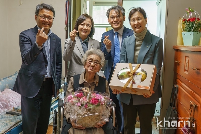 어버이날을 맞아 LH의 관계자들이 LH 임대주택 어르신에 카네이션 및 건강기원 물품을 전달하고 기념촬영하고 있다.
