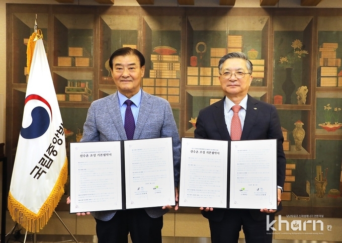 강창희 조직위원장(좌)과 이한준 LH 사장(우)이 LH와 대회조직위원회의 선수촌 조성 기본협약 체결식에서 기념촬영하고 있다.