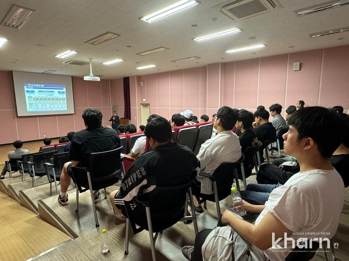 국토관리원의 관계자가 특수교 유지관리업무에 대해 교육하고 있다.