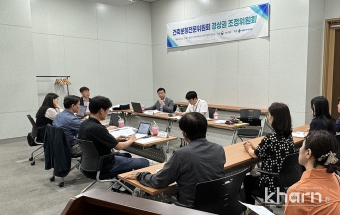 조정 신청인·피신청인들이 위원회에 참석하고 있다.
