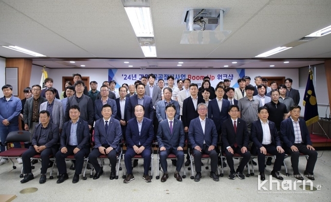 LH 워크숍 참석자들이 기념촬영하고 있다.