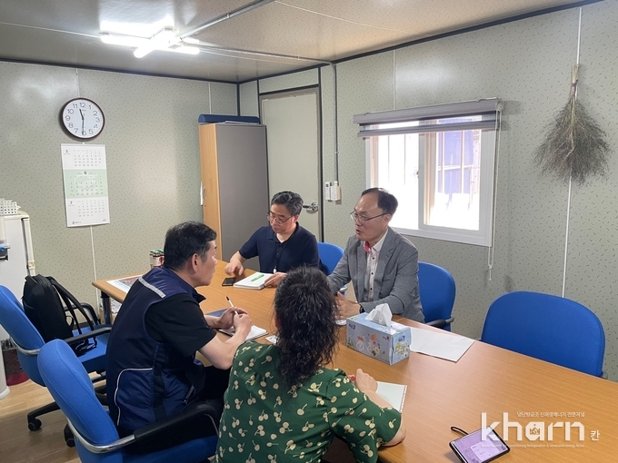 국토관리원의 관계자가 시공사의 관계자, 민원인 등에게 상담하고 있다.