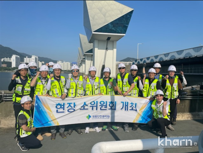 국토관리원의 비상임이사들이 낙동강하구둑 현장방문 후 기념촬영하고 있다.