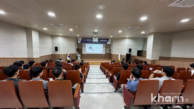 국토관리원의 관계자가 진단장비 사용법 이론 교육을 실시하고 있다.