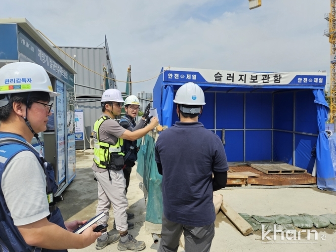 국토관리원의 관계자가 청주 테크노폴리스 S1BL 주상복합 건설현장에서 우기대비 배수로 합동점검을 실시하고 있다.