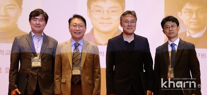 김태성 성균관대 교수, 최준영 설비공학회장, 이광호 고려대 교수, 송찬호 기계연구원 센터장(좌부터) 등이 우수논문상 장관상 수상자 및 시상자가 기념촬영하고 있다.