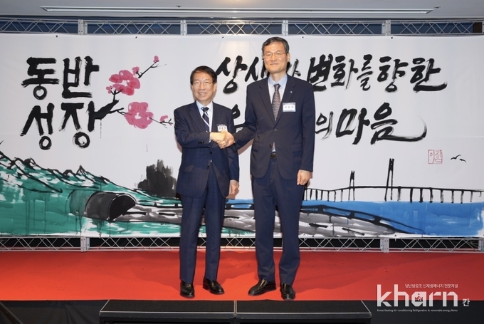 특별강연을 맡은 정운찬 동반성장연구소 이사장(좌)과 김일환 국토관리원 원장이 기념촬영하고 있다.