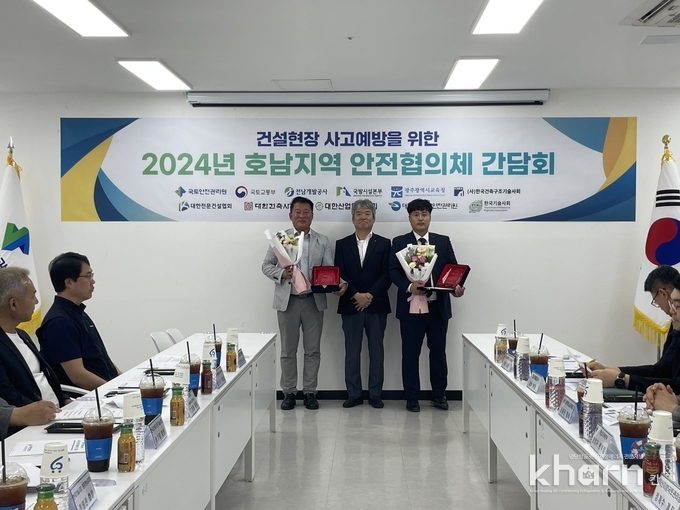 박진홍 대호종합건설 소장, 강영구 국토관리원 호남지역본부장, 조요준 해평건설 소장(좌부터) 등이 시상직후 기념촬영하고 있다.