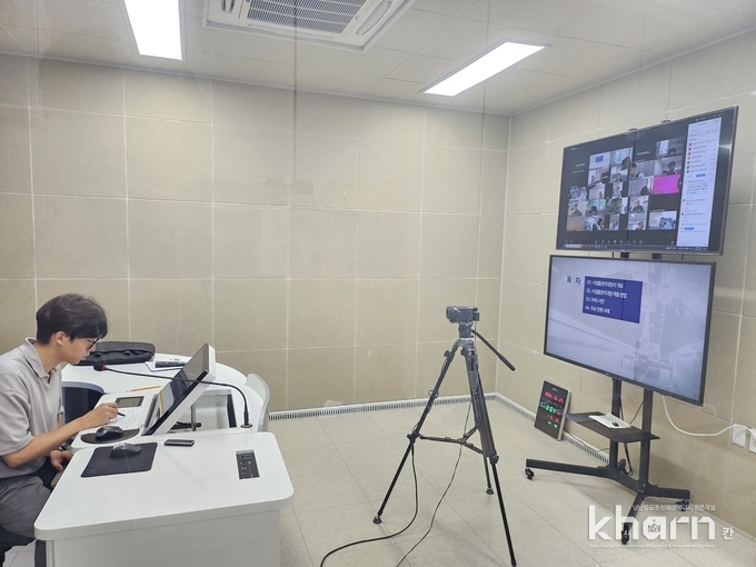 국토관리원의 관계자가 관리주체 대상으로 온라인 교육을 진행하고 있다.