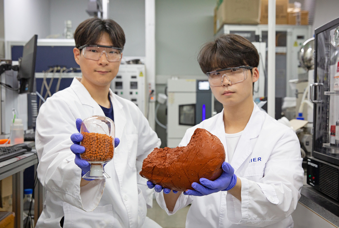 왼쪽부터 레드머드촉매와 레드머드 원재료