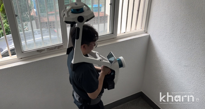 웨어러블 3D 스캐너 및 테블릿 이용 건물 실내 안점점검 모습.