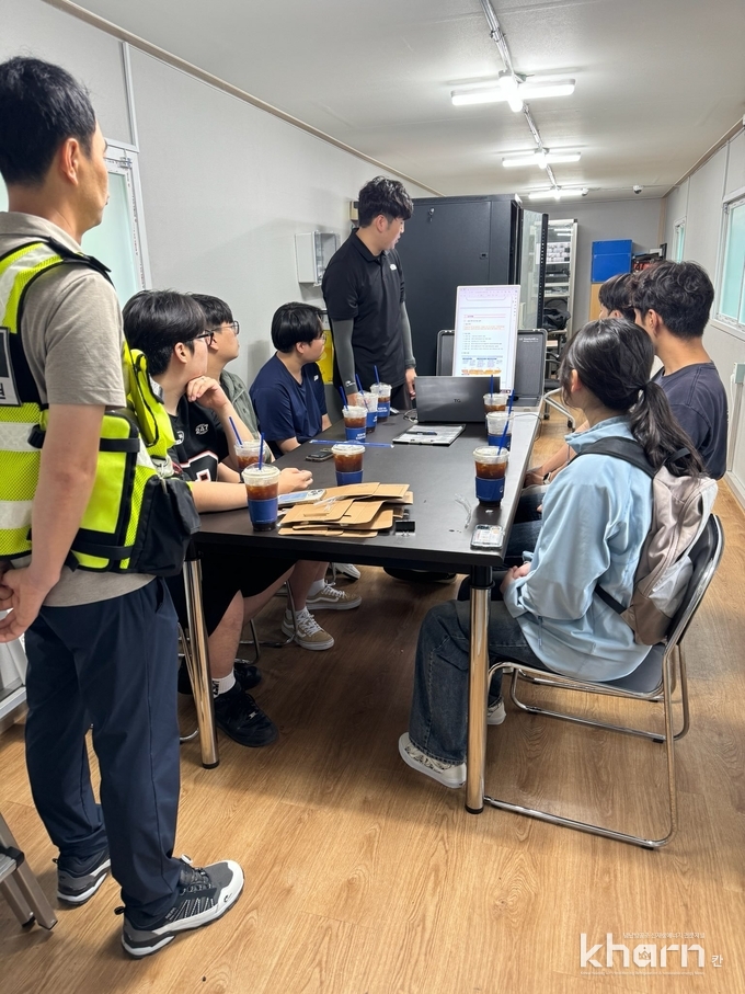 국토관리원의 관계자가 충남 보령 원산안면대교 계측관리동에서 교량 유지관리에 대해 교육하고 있다.