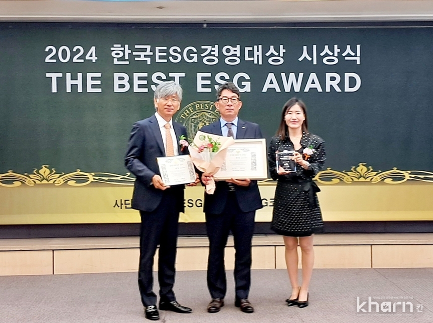윤재은 한국ESG위원회 이사장(좌 1번째), 송영환 LH 기획조정실장(좌 2번째) 등이 공공기관부문 대상 수상직후 기념촬영하고 있다.