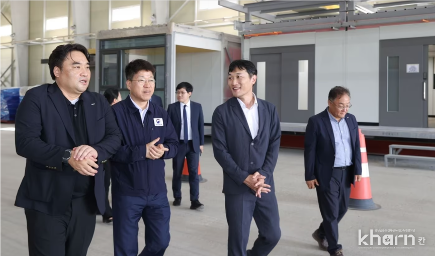 진현환 국토부 제1차관(좌 2번째)이 충북 음성군 소재 모듈러 제작기업 '플랜엠'을 방문했다.