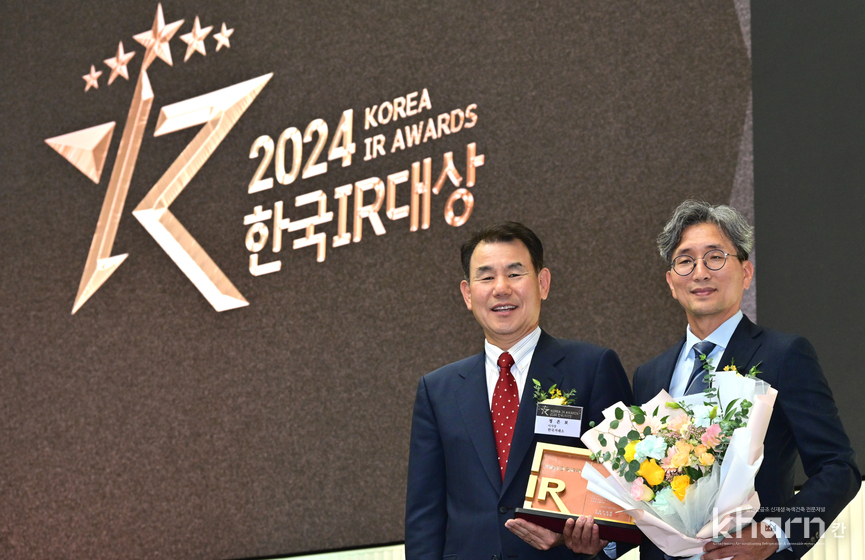 김창태 LG전자 CFO(우)가 정은보 한국거래소 이사장과 기념촬영하고 있다.