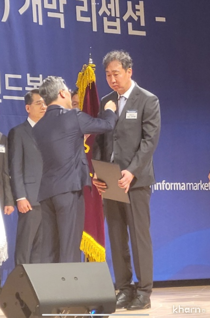 유근옥 삼영종합기기 회장을 대신해 유덕호 대표(우)가 대통령표창을 수상하고 있다.