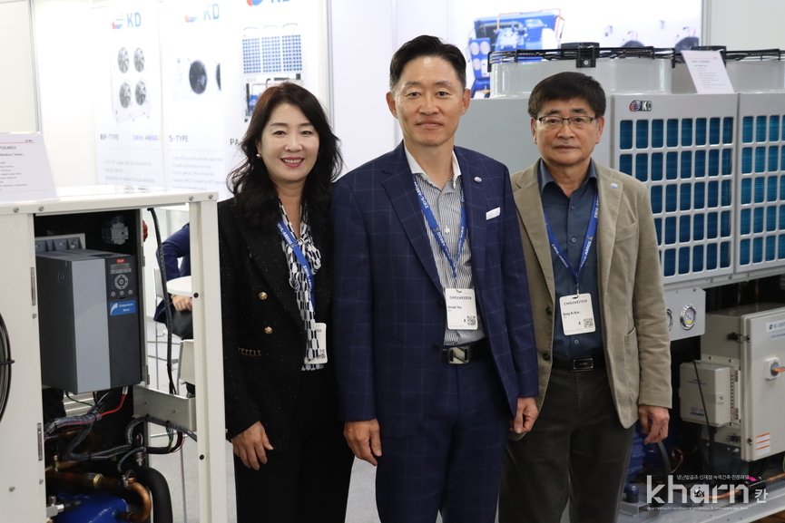 곽진숙 경동산업 전무, 여환준 대표, 김동기 상무가 칠벤타에 출품한 제품을 배경으로 사진촬영하고 있다.