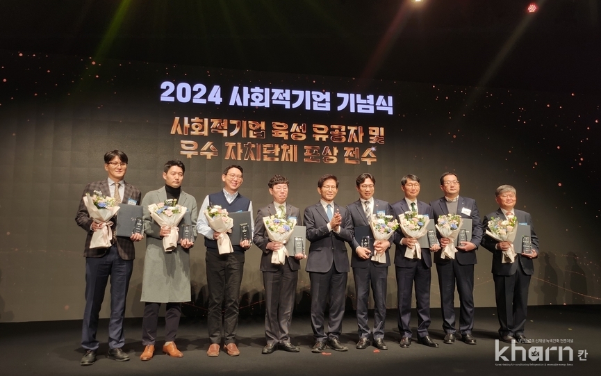 최건 LG전자 사회공헌팀 책임(좌에서 2번째) 등 관계자들이 기념촬영하고 있다. 