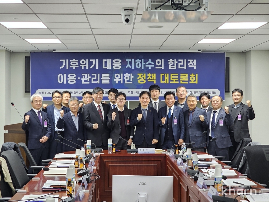 토론회 주요 참석자들이 단체사진을 촬영하고있다.