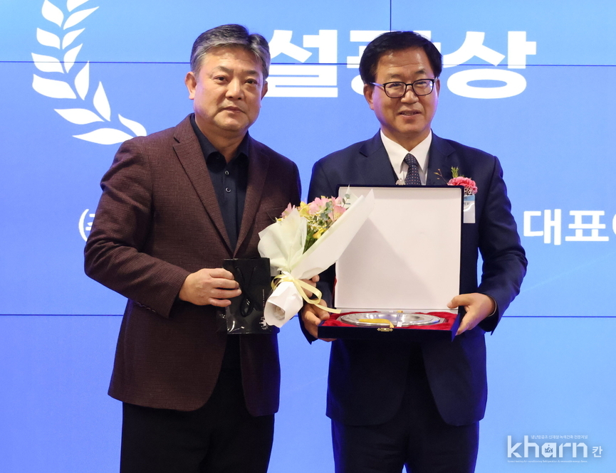 설광상을 수상한 변운섭 우원엠앤이 대표가 기념촬영하고 있다. 