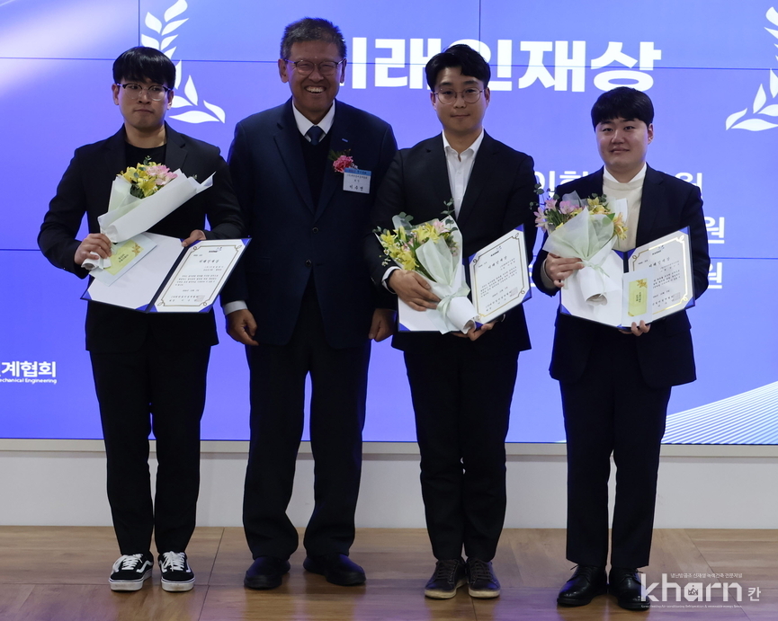 미래인재상 수상자들이 기념촬영하고 있다. 
