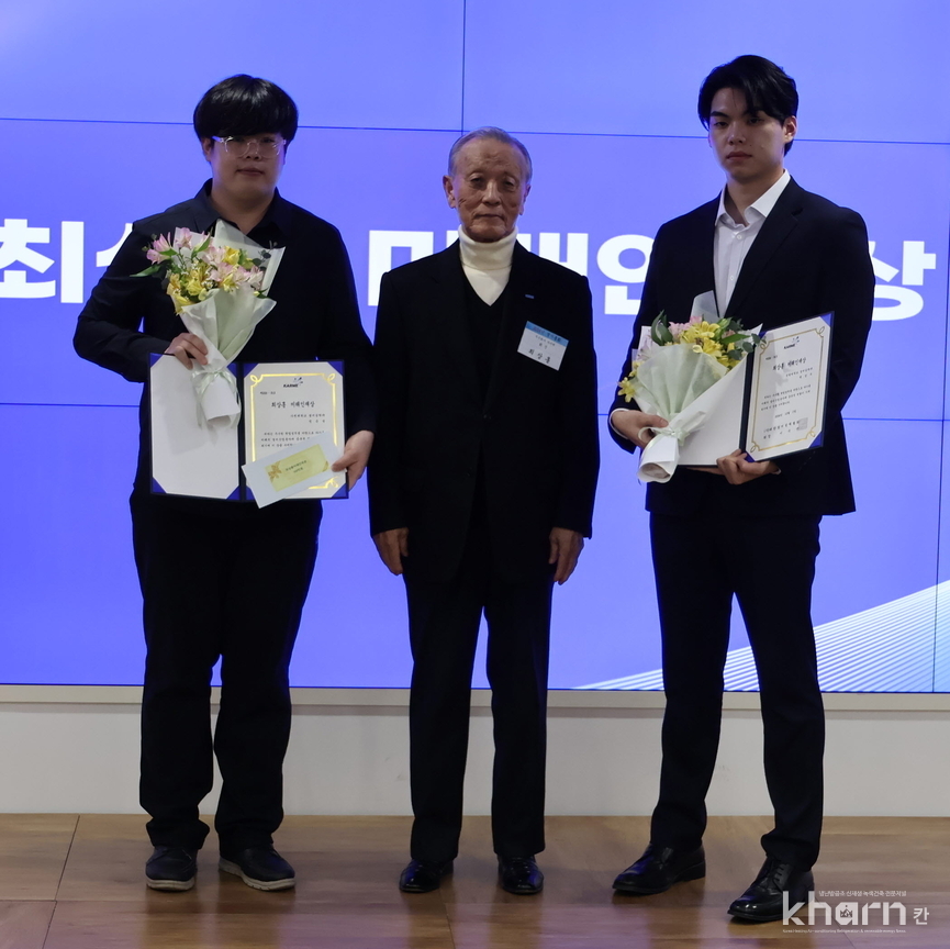 최상홍 하이멕 회장(중)이 최상홍인재상 수상자들과 기념촬영하고 있다. 