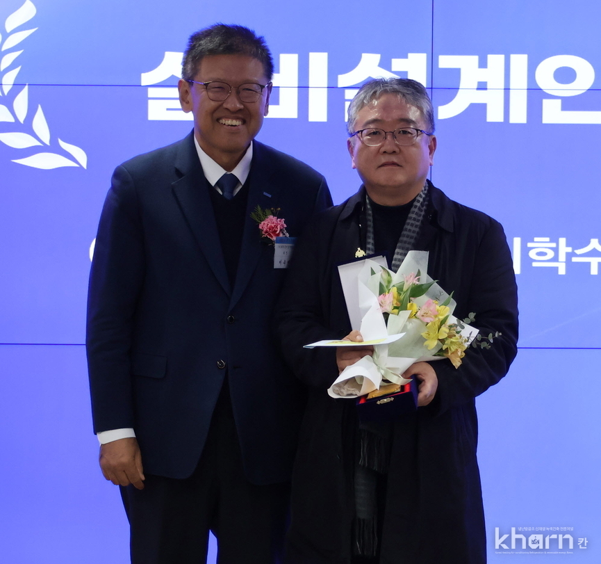 이학수 융도엔지니어링 부사장(우)이 설비설계인상을 수상한 후 기념촬영하고 있다. 