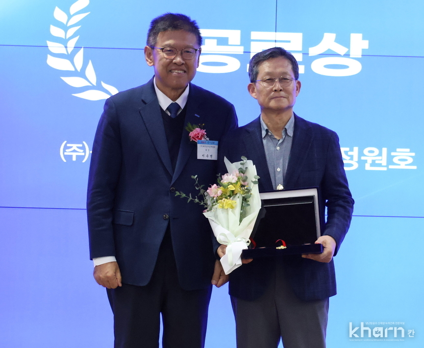 공고상을 수상한 정원호 선진설비컨설턴트 사장(우)이 이수연 설비설계협회 회장과 기념촬영하고 있다. 