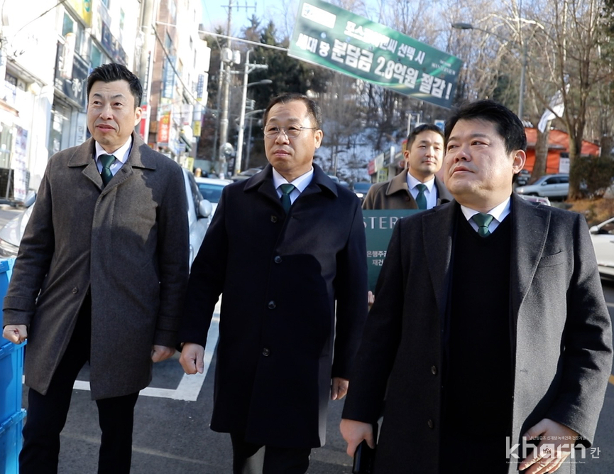 정희민 포스코이앤씨 사장이 성남 은행주공 재건축사업 현장에 방문해 수주활동을 살펴보고 있다.