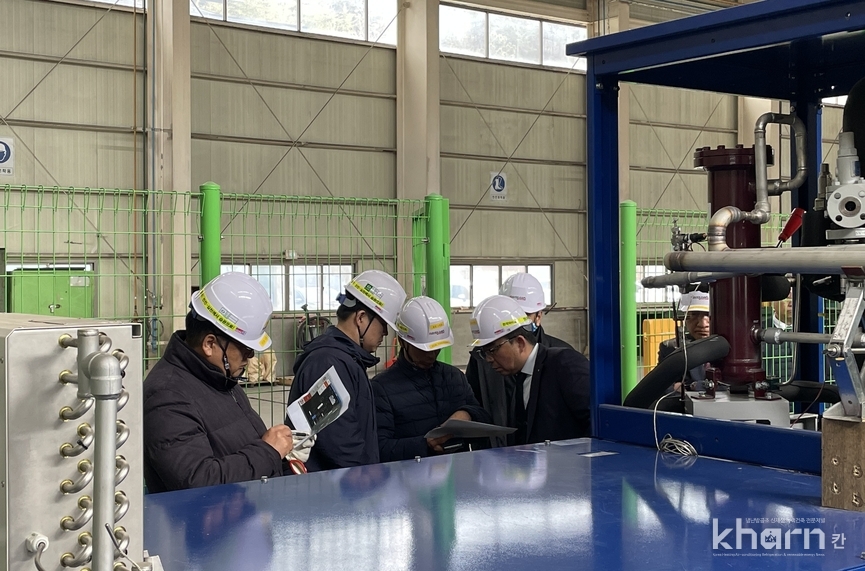 CO₂ 초임계시스템에 대한 교육이 진행되고 있다.