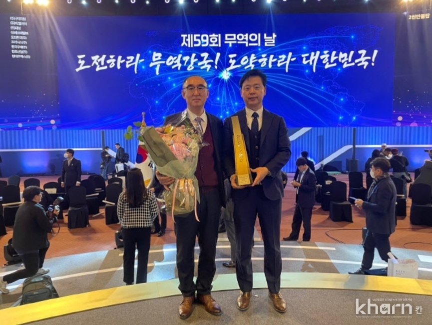 공동대표인 김유곤 대표(우)와 안근표 대표가 무역의 날 7,000만불 수출의 탑을 수상한 후 기념촬영하고 있다.