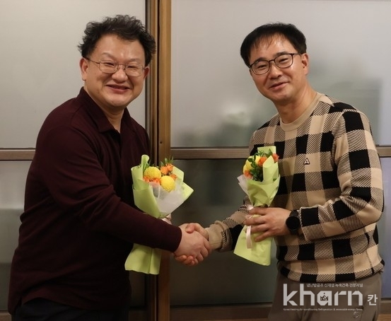 박창용 지열·수열에너지학회 전임 회장(좌)과 조홍현 회장이 이·취임식을 갖고 기념촬영하고 있다..