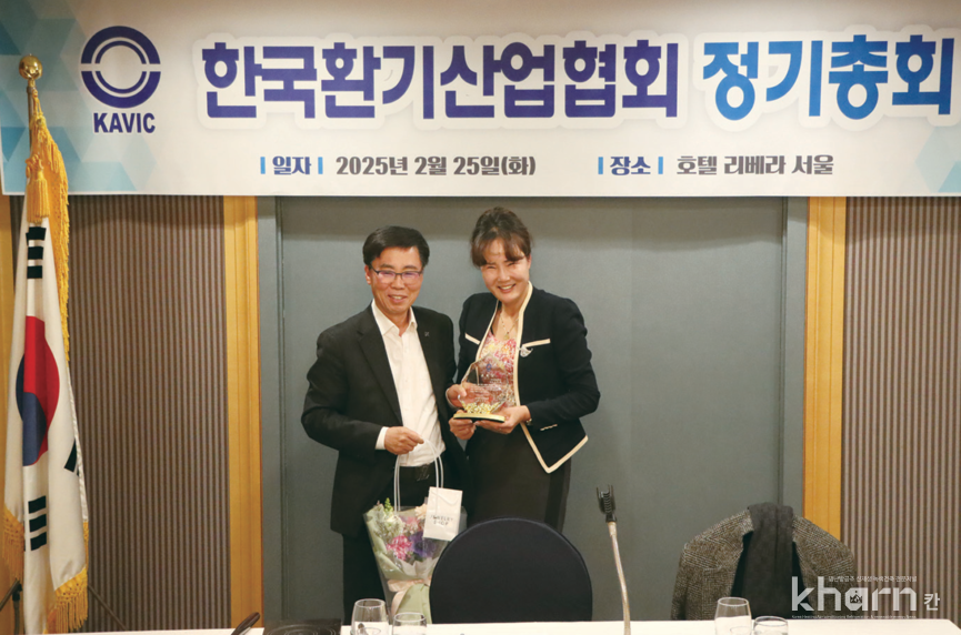지난 2월25일 개최된 환기산업협회 2025년도 정기총회에서 취임한 이경순 회장(우)과 김학겸 전임회장이 기념촬영하고 있다.