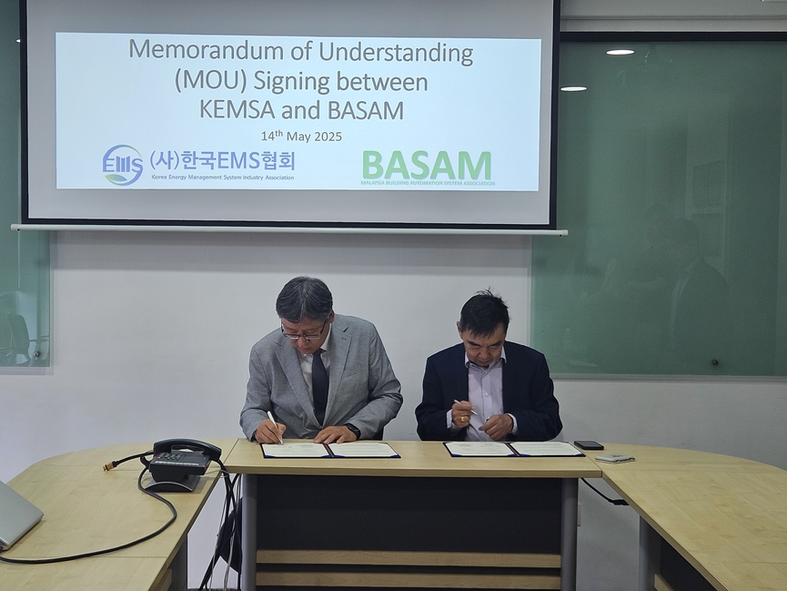 박병훈 EMS협회 사무총장(좌)과 제프리 림 BASAM 회장이 양해각서에 서명하고 있다.