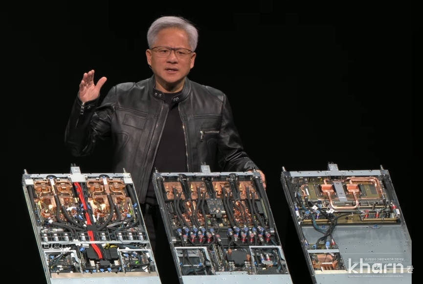젠슨 황 엔비디아 CEO가 DLC(D2C) 액체냉각이 적용된 GB 서버의 진화를 소개하고 있다.
