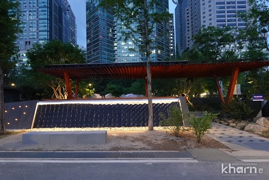 2025 서울국제정원박람회 내 경동나비엔 정원 ‘정원의 온도’ 야간 모습.
