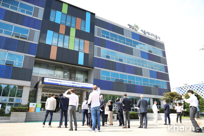 EU Business Hub 참가자들이 태양광 신기술 실증단지를 견학하고 있다.
