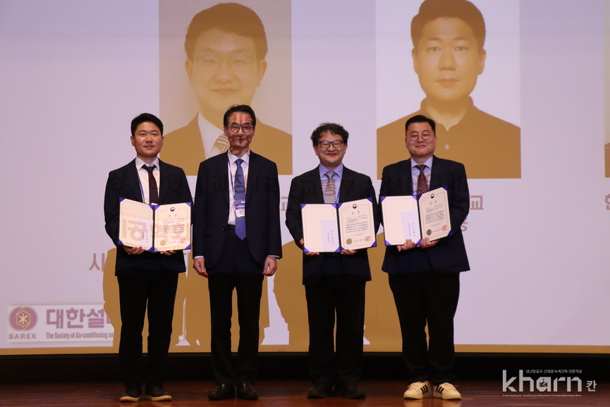 박병용 한밭대학교 회원, 송두삼 설비공학회 회장, 박창용 서울과학기술대학교 회원, 서정식 한국냉동공조인증센터 회원(좌부터) 등 우수논문상 국토부 장관상 수상자 및 시상자가 기념촬영하고 있다. 